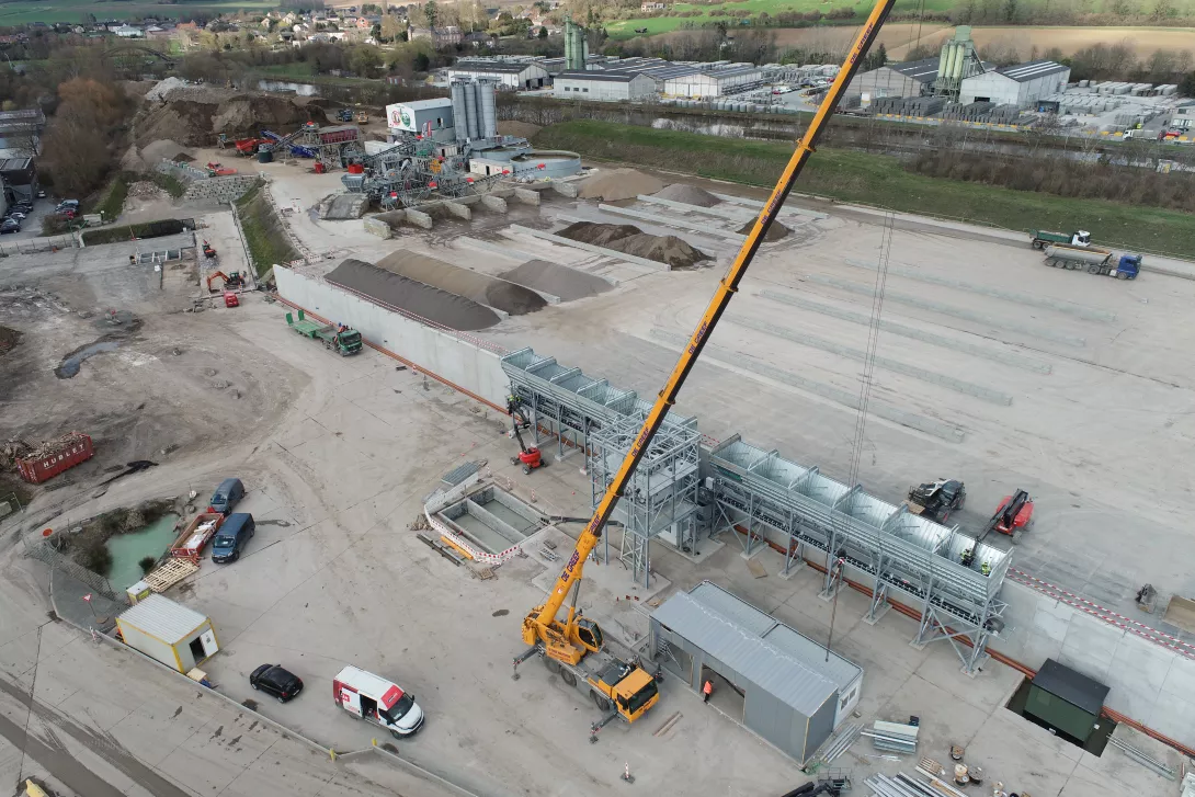 Centrale à beton et usine de lavage vue de haut à Floreffe.png